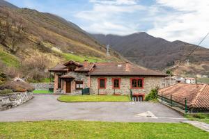 una casa en medio de una montaña en La Cerra, en Pajares