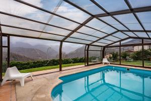 una piscina con techo retráctil en La Cerra, en Pajares