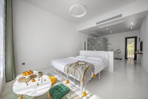 una camera da letto bianca con un letto e un tavolo di Tonglu HECHU Laf a Shanyinling Altre 13 foto