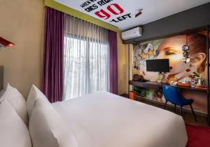 Postel nebo postele na pokoji v ubytování Viva Dash Hotel Seminyak