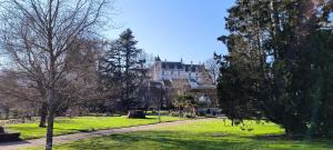 a park with a large building in the background at Le studio de la Pouletterie in Loches