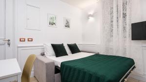 TV a/nebo společenská místnost v ubytování Classbnb - Apartment just a 5 minute walk from piazza duomo