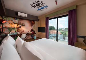 Postel nebo postele na pokoji v ubytování Viva Dash Hotel Seminyak