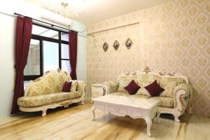 un soggiorno con due divani e un tavolino da caffè di Princess Chloe B&B a Città Vecchia di Hengchun
