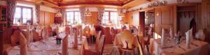 une salle à manger avec une grande table et des chaises dans l'établissement Gasthof Dickinger, à Bad Wimsbach-Neydharting