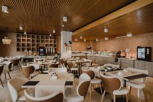 Reštaurácia alebo iné gastronomické zariadenie v ubytovaní Hotel Dimar