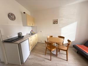 Kuchyň nebo kuchyňský kout v ubytování Apartmány LETO