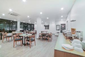Restaurace v ubytování RG Suites Sarjapur + 14 fotografií