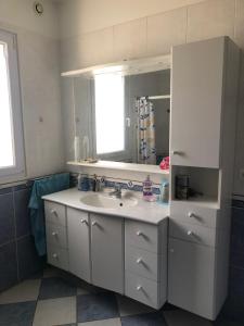a white bathroom with a sink and a mirror at Jolie studio en Provence -- 9 Route de Sainte-tulle à Pierrevert ! in Pierrevert +13 photos