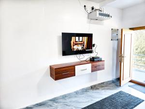 TV a/nebo společenská místnost v ubytování CASSPO-Aurora in Ooty + 3 fotografie