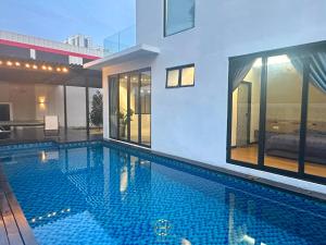 Bazén v ubytování The Luxurious 27, Johor Bahru nebo v jeho okolí