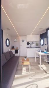 Alghero Houseboat Seabreeze 2的厨房或小厨房