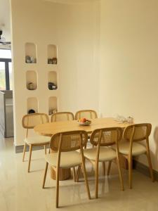 una sala da pranzo con tavolo e sedie in legno di Phú Liên 2 Homestay- Đảo Phú Quý a Cù Lao Thu