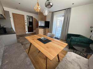Kuchyňa alebo kuchynka v ubytovaní Haus St Anton - INKL PREMIUM SOMMERKARTE