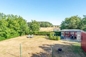 a yard with a shed and chairs in it at Haus Schultz "Traumblick 3" in Hedehusum