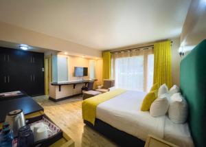 TV a/nebo společenská místnost v ubytování West Wood Hotel
