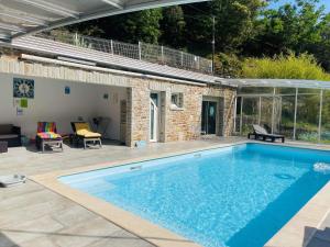 una piscina con patio y una casa en Le Massoulier Pergola, en LʼEstréchure 32 fotos más