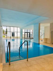 Bazén v ubytovaní APARTAMENT ELEGANCE BLUE w Let's Sea Basen&SPA alebo v jeho blízkosti