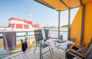 Μπαλκόνι ή βεράντα στο Hausboot Arnica mit großem Sonnendeck und Wäschepaketen inklusive