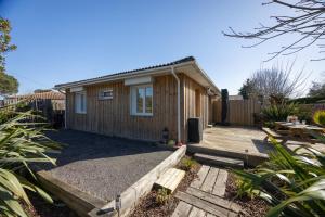 a small house with a patio and a fence at Cabane 18 - A 10min de la Dune du Pilat in La Teste-de-Buch