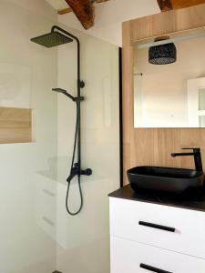ein Bad mit einer Dusche und einem schwarzen Waschbecken in der Unterkunft Luminoso loft boutique a 5 min del metro in Bétera