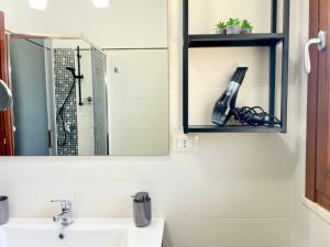 Ένα μπάνιο στο Mistral Apartment +20 φωτογραφίες