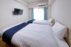 さいたま市にあるHOTEL Nishikawaguchi Weekly - Vacation STAY 43465vのベッド2台と薄型テレビ付きのホテルの部屋