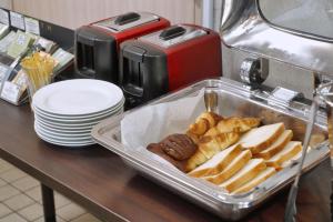 さいたま市にあるHOTEL Nishikawaguchi Weekly - Vacation STAY 43465vのテーブルの上にペストリーとパンのトレイ