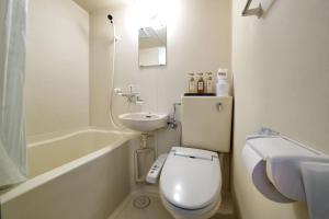 さいたま市にあるHOTEL Nishikawaguchi Weekly - Vacation STAY 43465vの白いバスルーム(トイレ、シンク付) +5枚の写真