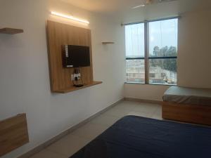 Postel nebo postele na pokoji v ubytování Lakshmi Residency By Sky inn