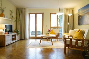 クリュツにあるPalms Ferienhausのソファとテーブルのあるリビングルーム