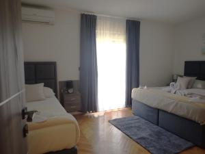 Postel nebo postele na pokoji v ubytování Apartmani NIL