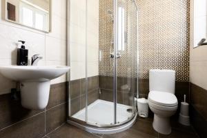 Koupelna v ubytování F9 Room 1, Private Double room with private bathroom in shared Flat