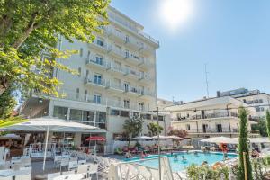 Πισίνα στο ή κοντά στο Hotel Aiglon