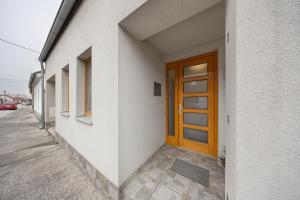 トルナヴァにあるCosy Apartment, Near Downtown, Self Check-inの建物脇の扉