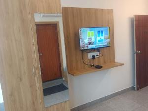 TV a/nebo společenská místnost v ubytování Lakshmi Residency By Sky inn