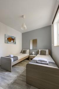 Postel nebo postele na pokoji v ubytování F9 Room 2, Private Room two single beds shared bathroom in shared Flat