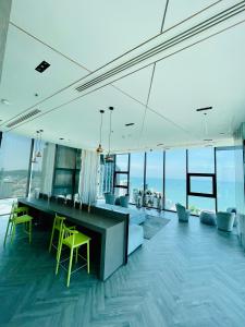 een woonkamer met een tafel en gele stoelen bij The base Condo 2 bedroom 1 bathroom in Pattaya