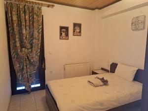 A bed or beds in a room at Anilio Rooms