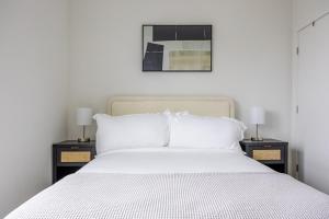 Postel nebo postele na pokoji v ubytování Blueground San Pedro AC balcony nr USS Iowa LAX-1301 + 30 fotografií