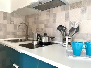 eine Küche mit Spüle und Arbeitsplatte in der Unterkunft Dimore Calculli - Puglia Mia Apartments in Monopoli + 39 Fotos