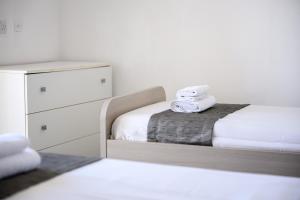 Postel nebo postele na pokoji v ubytování F9 Room 3, Private Room two single beds with shared bathroom in shared Flat