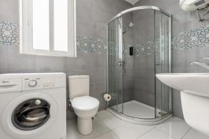 Koupelna v ubytování F9 Room 3, Private Room two single beds with shared bathroom in shared Flat