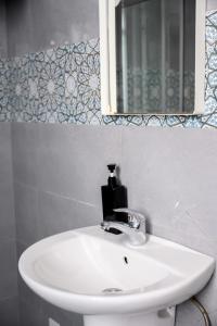 Fotografie z fotogalerie ubytování F9 Room 3, Private Room two single beds with shared bathroom in shared Flat v destinaci Msida