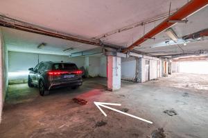 un coche aparcado en un aparcamiento vacío en Primrose Apartment with Free Parking, en Varna