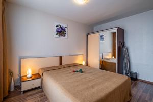 Un dormitorio con una cama con flores. en Primrose Apartment with Free Parking, en Varna