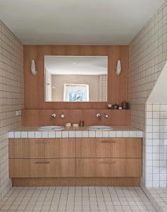 a bathroom with two sinks and a large mirror at Charme et Confort - Maison Rénovée avec Piscine - in Condillac +55 photos