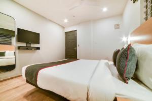 Postel nebo postele na pokoji v ubytování RG Suites Sarjapur