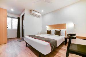 Postel nebo postele na pokoji v ubytování RG Suites Sarjapur