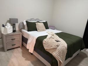 米申Luxe of Haven - 2bed with office and free parking的带床和床头柜的卧室